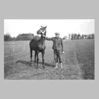095-0010 Friedrich-Wilhelm Teschner mit seinem Trakehner.jpg